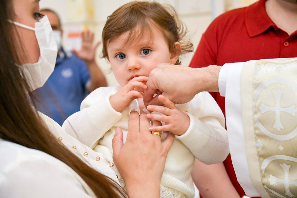 No Bastismo estão as raízes de nossas vidas com Deus! Papa Francisco ❤